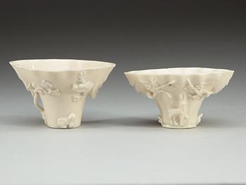 VINOFFERSKÅLAR, två stycken, blanc de chine. Qing dynastin.