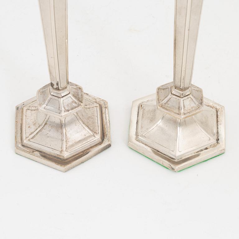 Wing On, ljusstakar, ett par, silver, Hong Kong, omkring 1930.