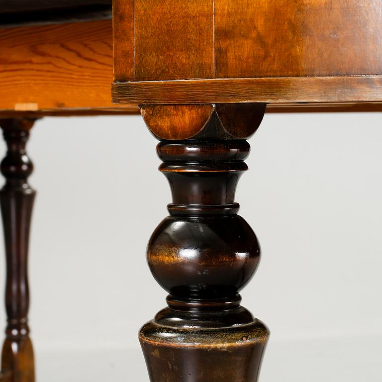 MATSALSGRUPP, 14 stolar samt bord. Bonad björk, omkring 1920.