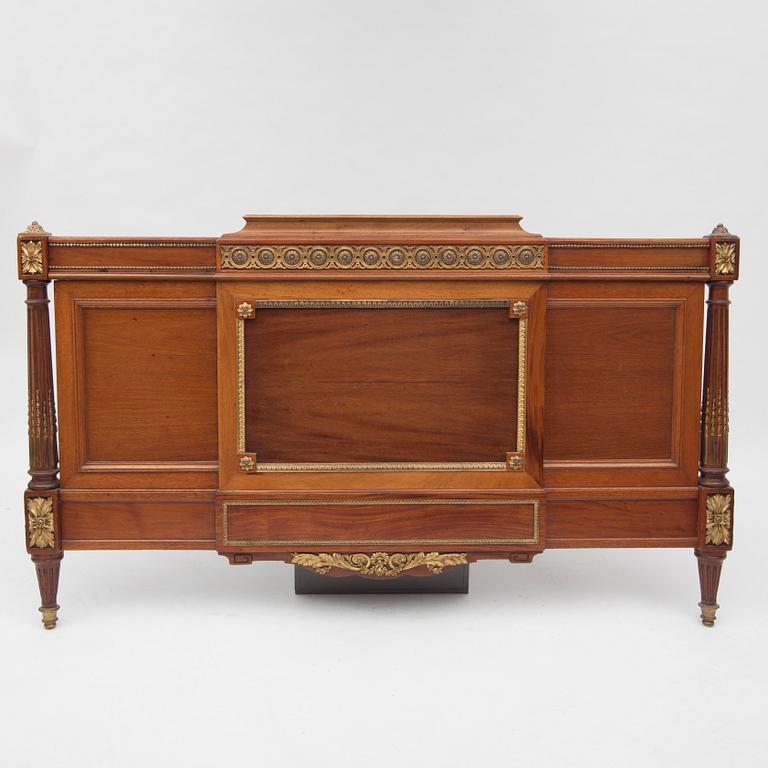 SÄNG, Louis XVI-stil, 1900-talets första hälft.