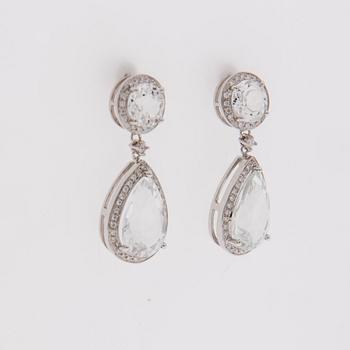 ÖRHÄNGEN, 18K vitguld, fasettslipade topaser, briljantslipade diamanter.