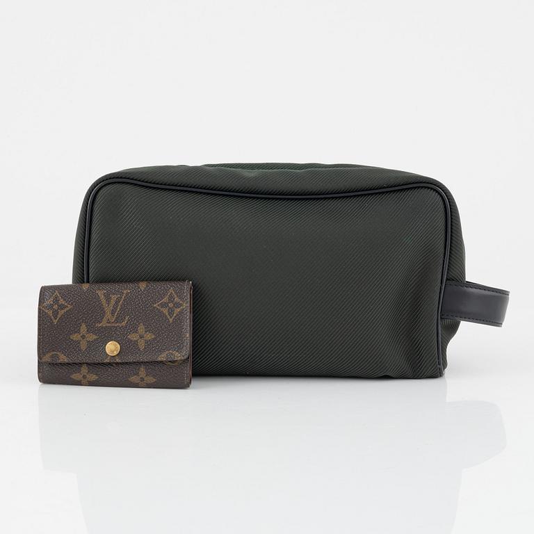 Louis Vuitton, necessär, "Parana Toiletry Bag 26" samt nyckelhållare.