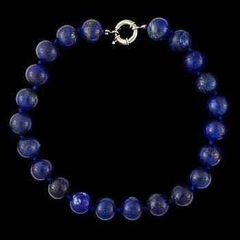 COLLIER, lapis lazuli med lås i vitmetall.