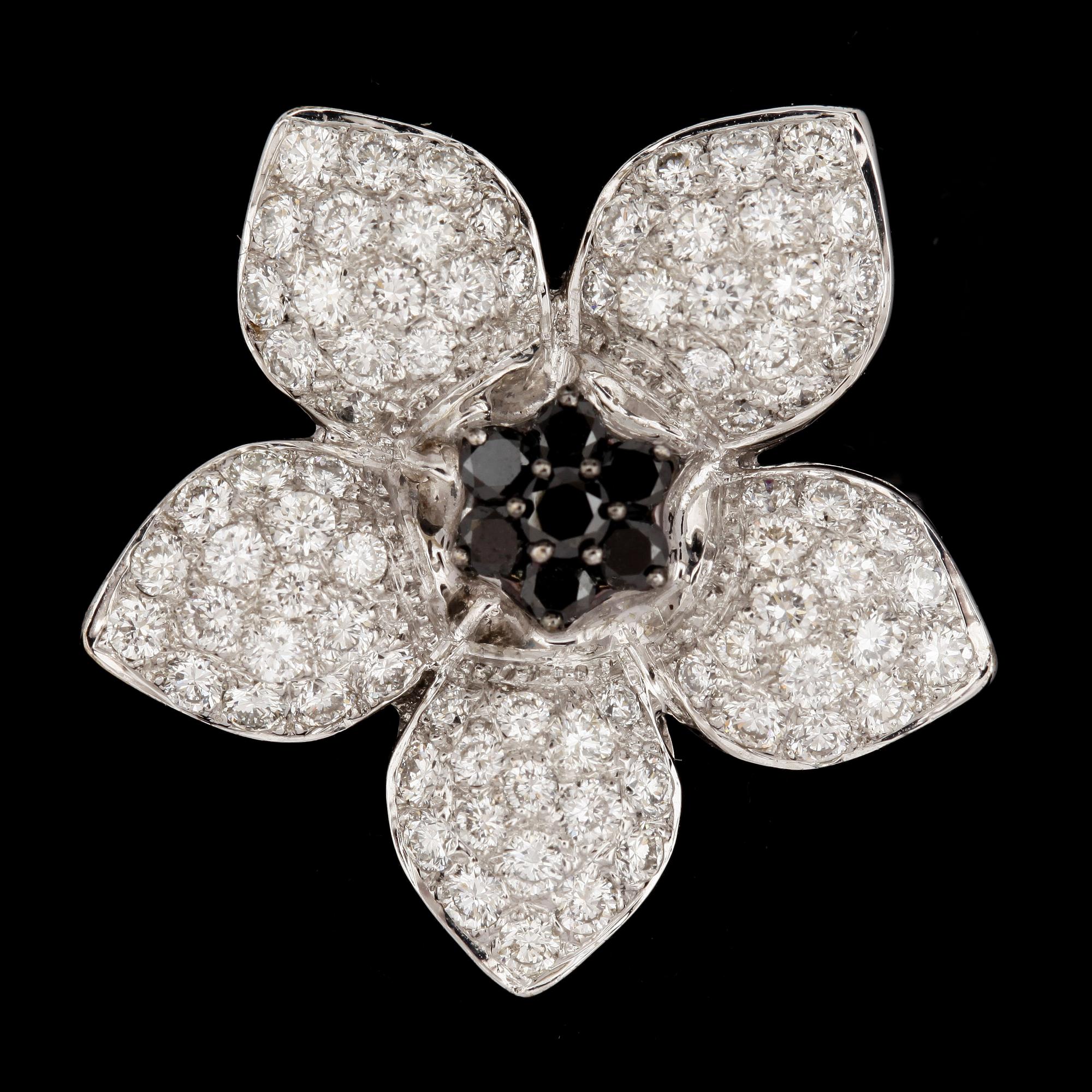 RING, 18k vitguld med svarta o vita briljantslipade diamanter tot ca1,87ct. Vikt 7,5g.
