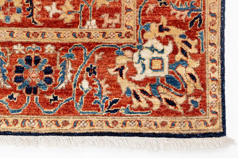 Carpet, oriental, ca 240 x 165 cm.