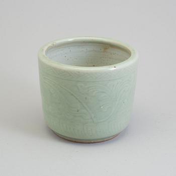 A celadon glazed censer/flower pot, Qing dynasty, 19th Century.