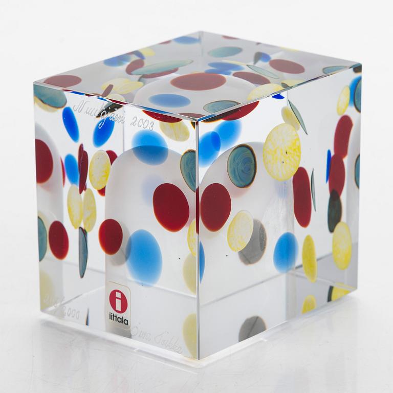 Oiva Toikka, An annual cube, signed Oiva Toikka Nuutajärvi 2003 and numbered 248/2000.