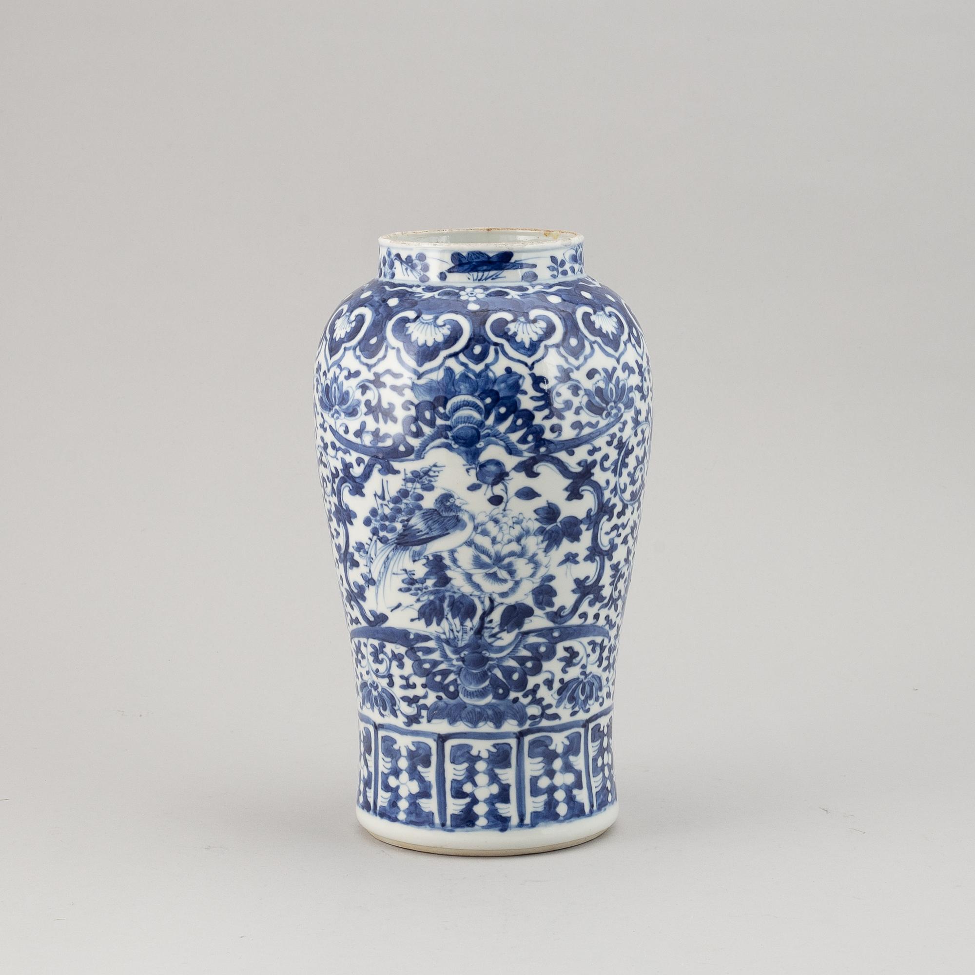 A blue and white vase, Qing dynasty, late 19th century.