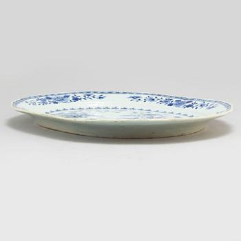 A blue and white serving dish, Qing dynasty, Qianlong (1736-95).