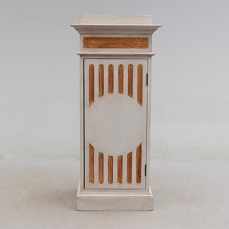 KOLONNSKÅP, gustaviansk stil, 1900-talets senare del.