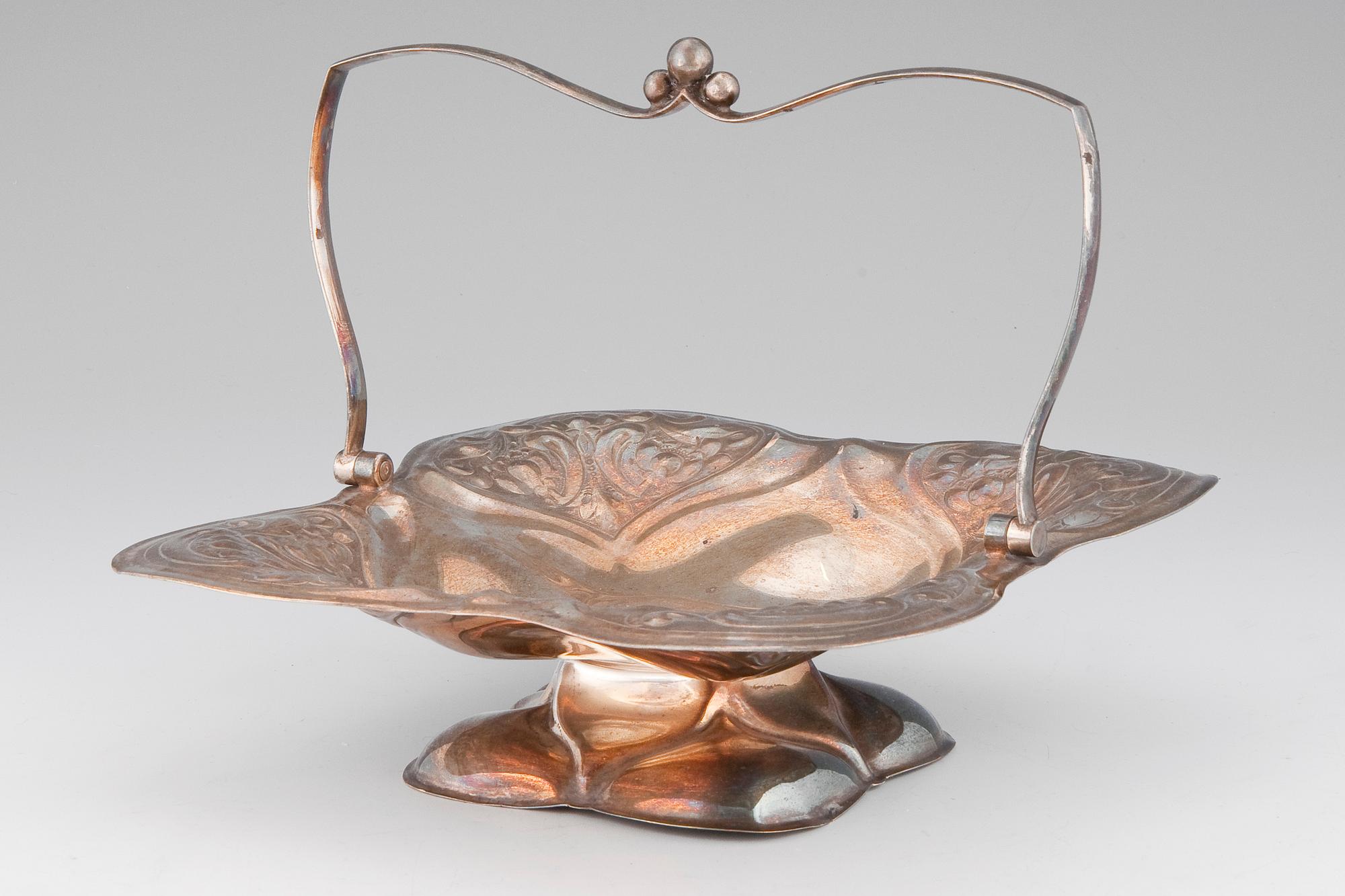 BRÖDKORG, försilvrad metall. Stämplad MW & S. 1900-talets början.