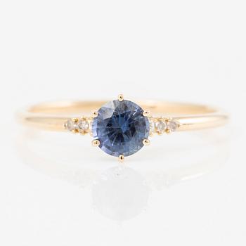 Ring 14K gold with sapphire and brilliant-cut diamonds.