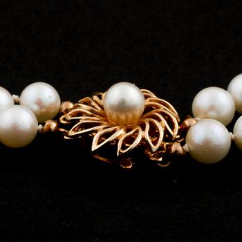 A cultured pearl necklace.