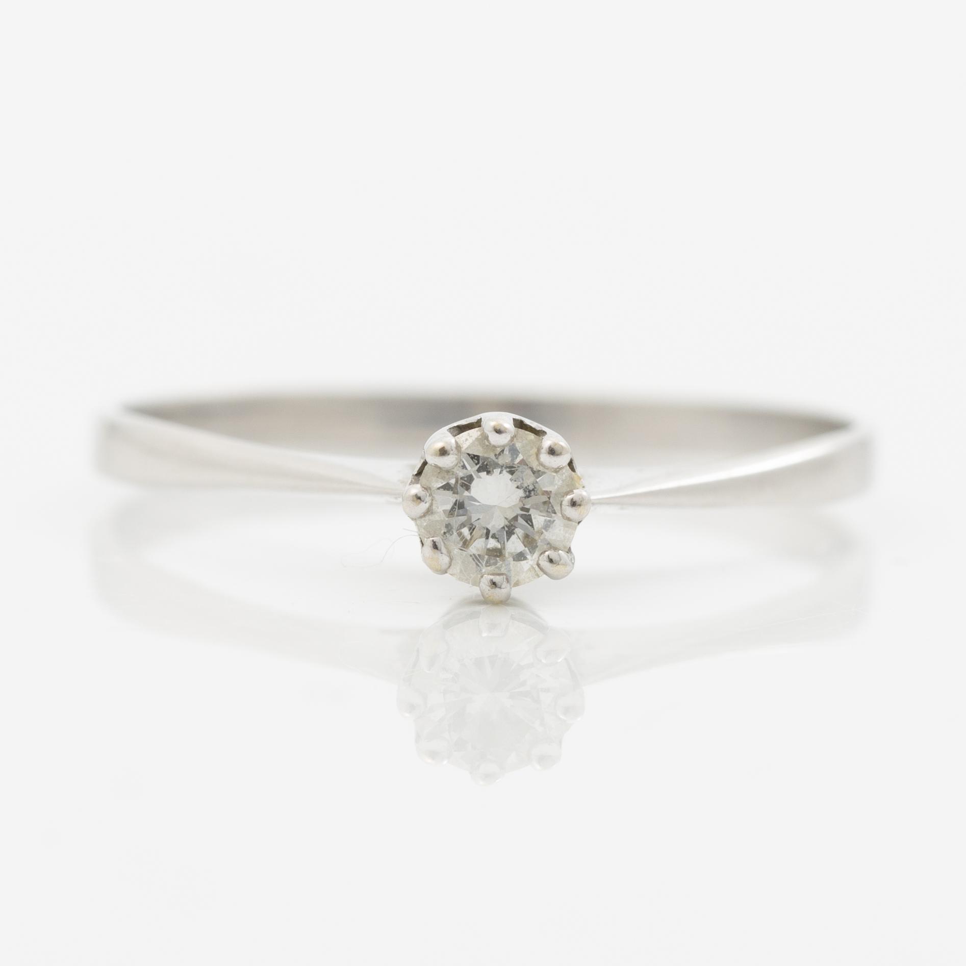 Ring with a brilliant-cut diamond.