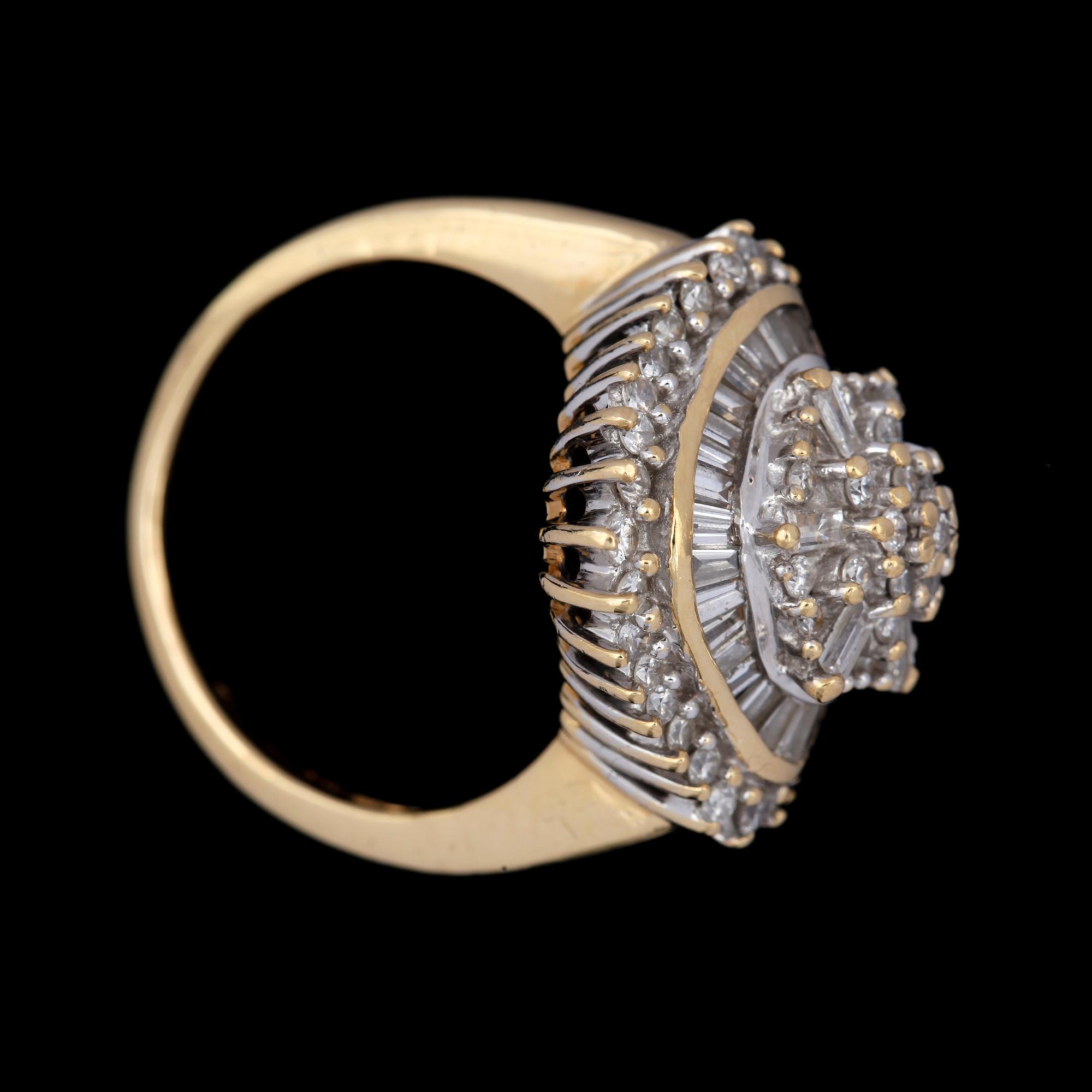 RING, 18k guld med briljant- o baguettslipade diamanter tot ca 2,12ct. Vikt 8,5g.