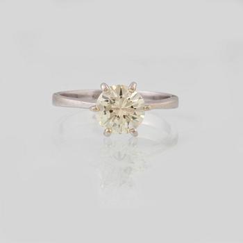RING, vitguld med briljantslipad diamant ca 1.50 ct. Vikt 2,4 gram.