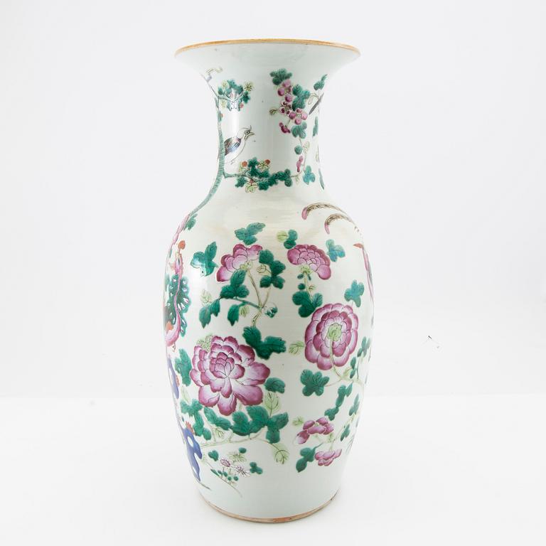 Vase, China, 18th/19th century, porcelain.