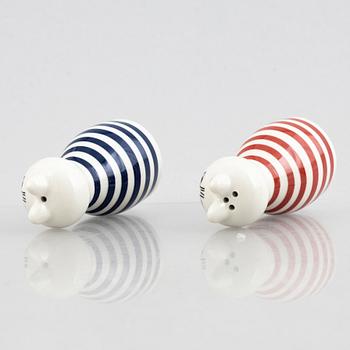 Lisa Larson, ljusstakar, 6 st, ljuslykta samt salt- och pepparströare, stengods och majolika, bl.a. Höganäs.