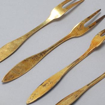 12 gilded silver spoons and small forks from Norway, around the mid 20th century.