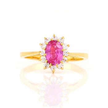 RING, 22 k guld, med rosa safir samt diamanter. 2000-tal. Vikt ca 3 gram.