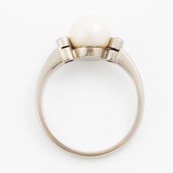 Ring 18K vitguld men en pärla och gammalslipade diamanter.
