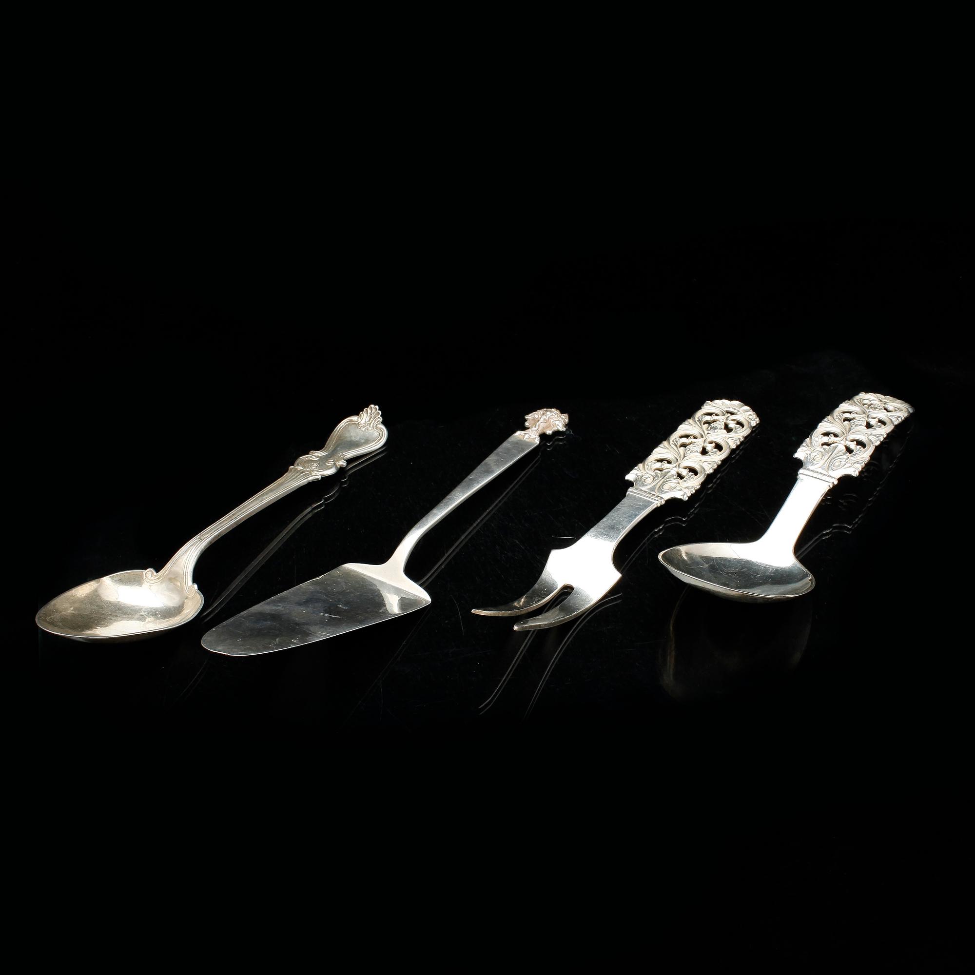 PARTI SILVER, 4 delar, bland annat en sked av N Juhlin, 1860. Totalvikt ca 315 gram.