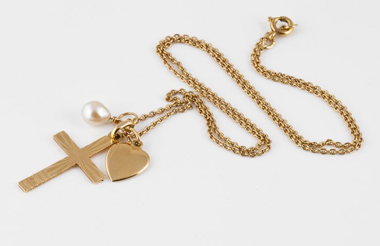 HÄNGEN, 3 st, 18K guld samt odlad pärla, delvis Gustav Dahlgren & Co, Malmö. Vikt 8,1 gram.
