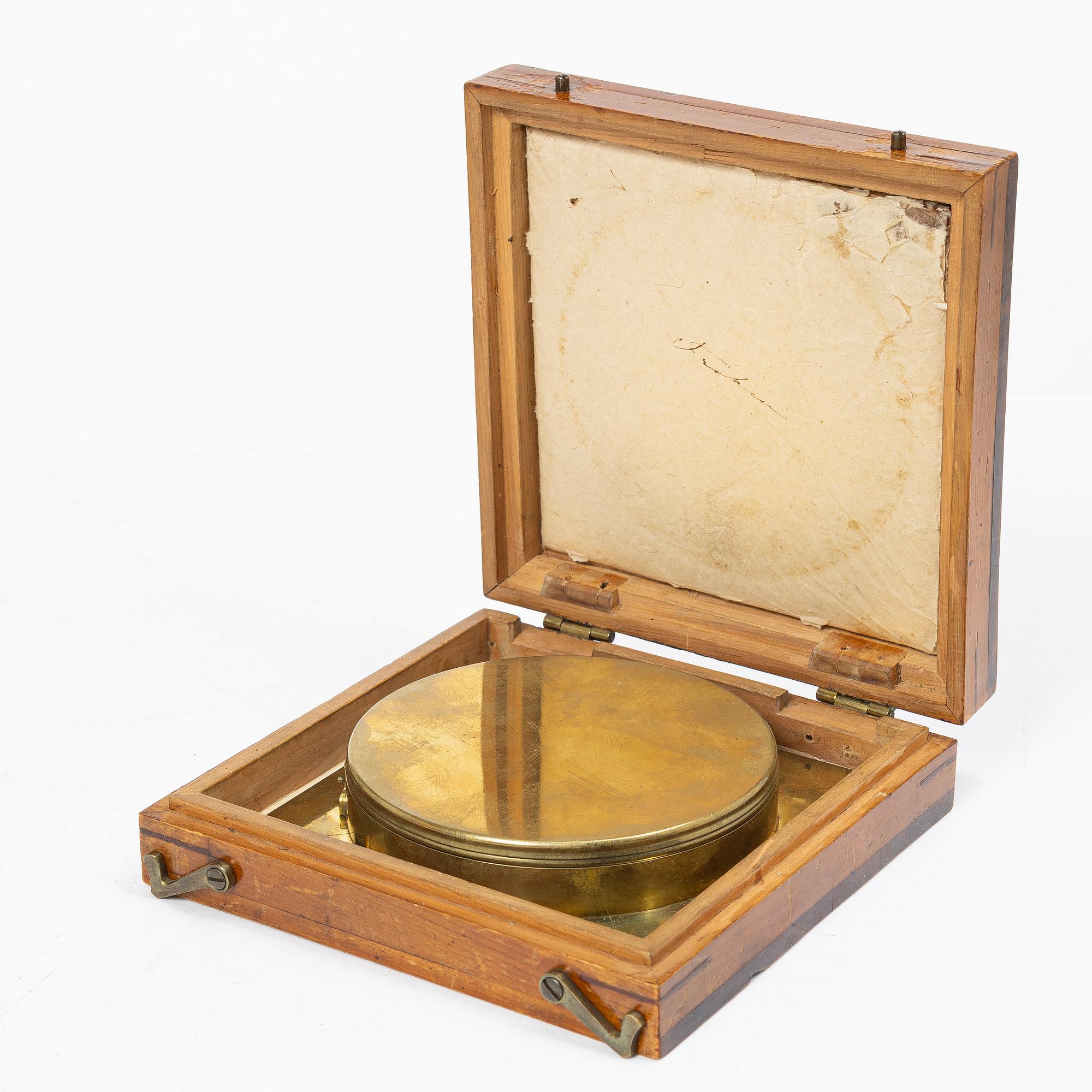 Compass, by Johan Gustaf Hasselström, instrument maker in Stockholm 1775-1812.