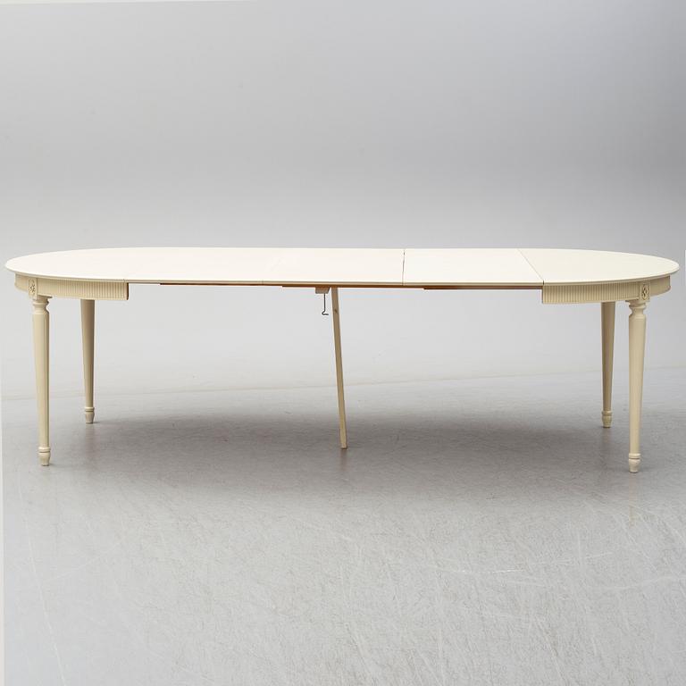 MATSALSGRUPP, gustaviansk stil, bord med 3 iläggskivor samt 10 stolar, 1900-talets andra hälft.
