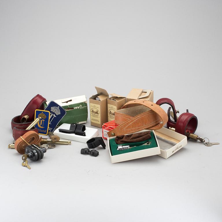 GEVÄRSTILLBEHÖR, bland annat 4 kikarsikten. 1900-tal.