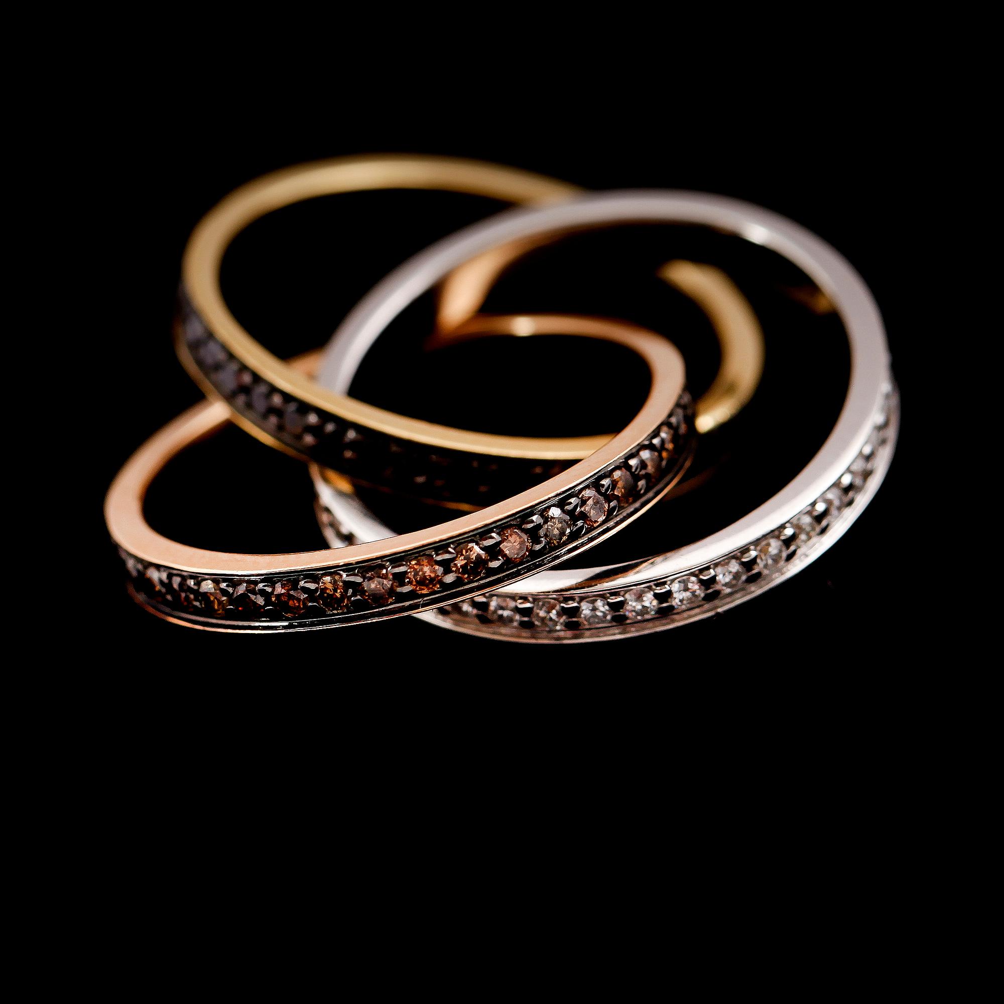 RING, tredelad, 18 k rött, vitt och roséguld, diamanter totalt 1.44 ct.