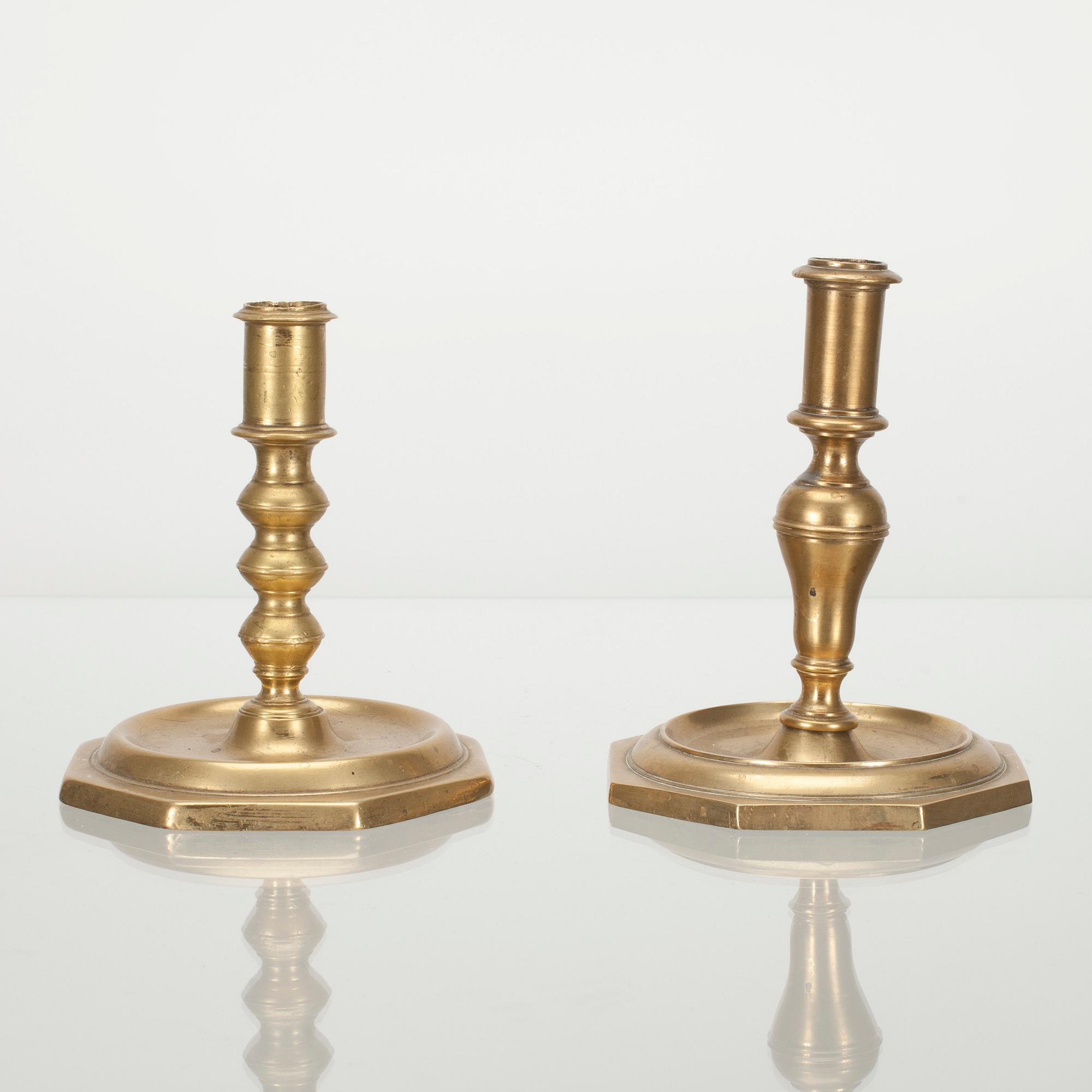 LJUSSTAKAR, 2 st, mässing möjligen Spanien 1600-talets slut.