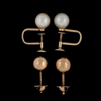 ÖRHÄNGEN, 2 par, 14k och 18k guld samt odlade pärlor, omkring 1900-talets mitt. Total vikt 5 g.
