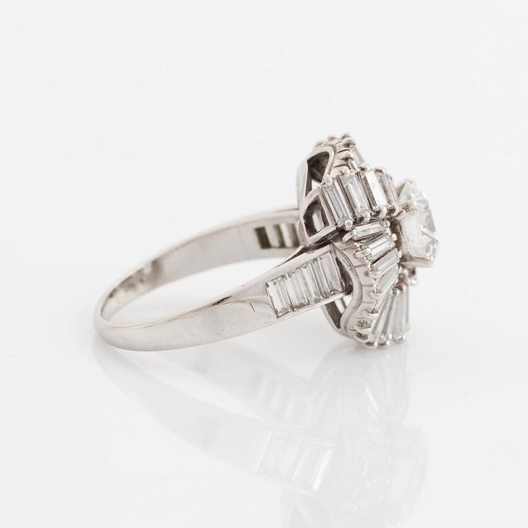 Boucheron ring platina med en rund briljantslipad diamant vikt ca 1.25 ct kvalitet ca H vvs.