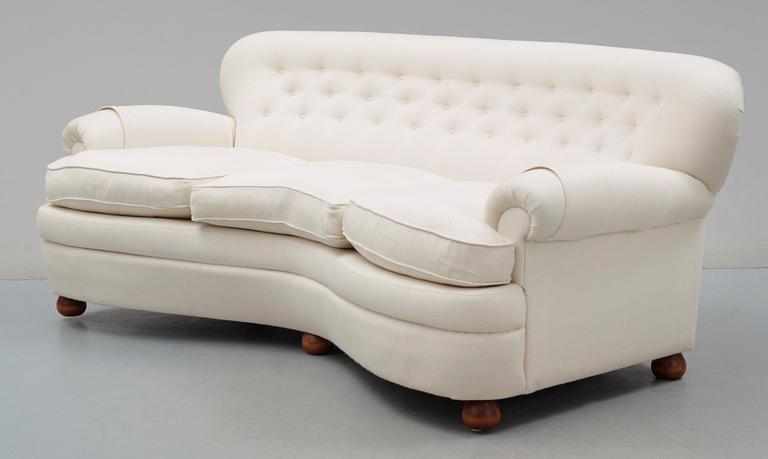 A Josef Frank sofa by Svenskt Tenn, model 968.