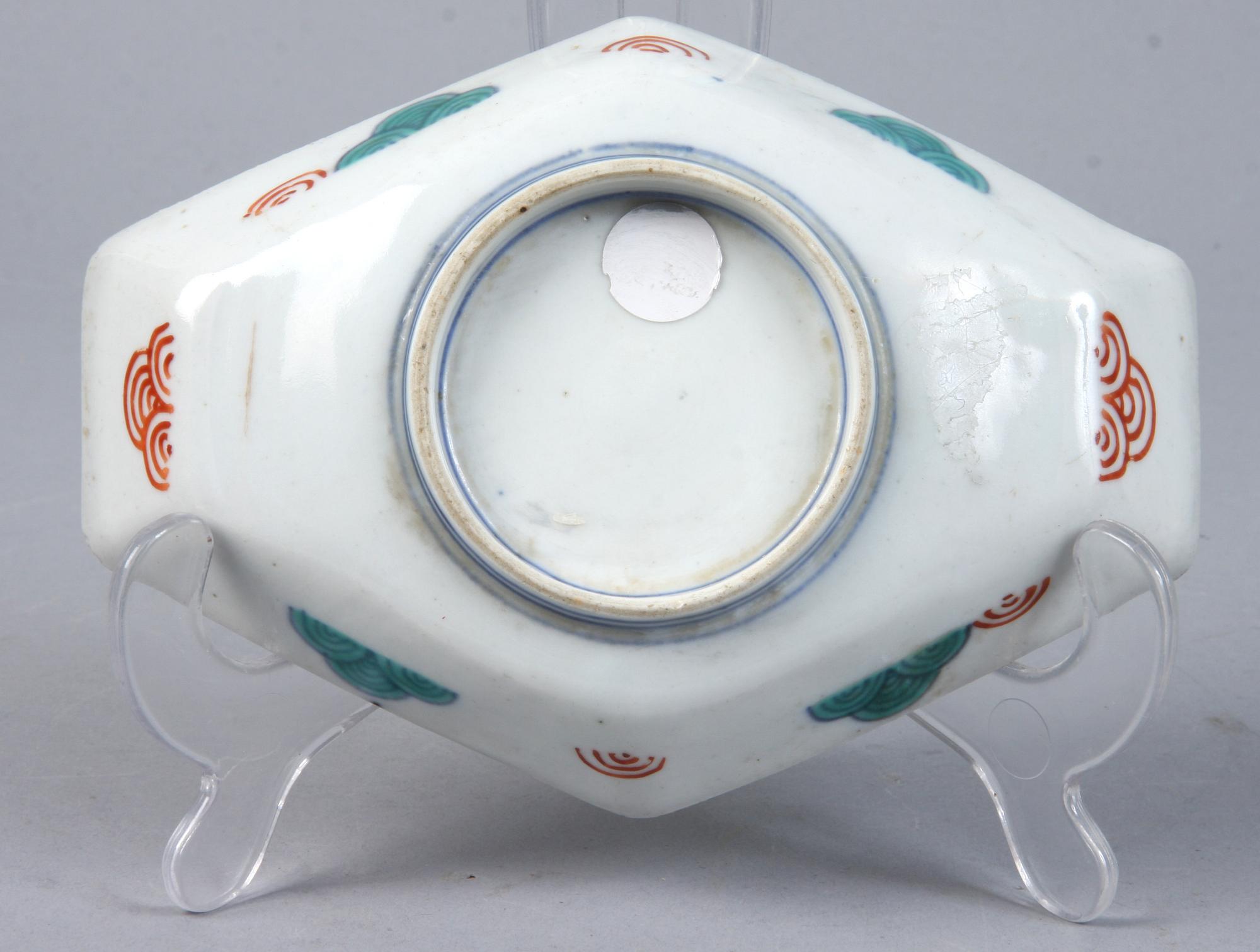 VAS samt FAT, stengods samt porslin, Japan, 1800/1900-tal.