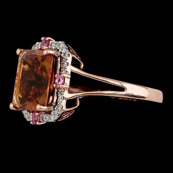 RING, 14K roséguld, briljantslipade diamanter och andra ädelstenar. Vikt ca 4 g.