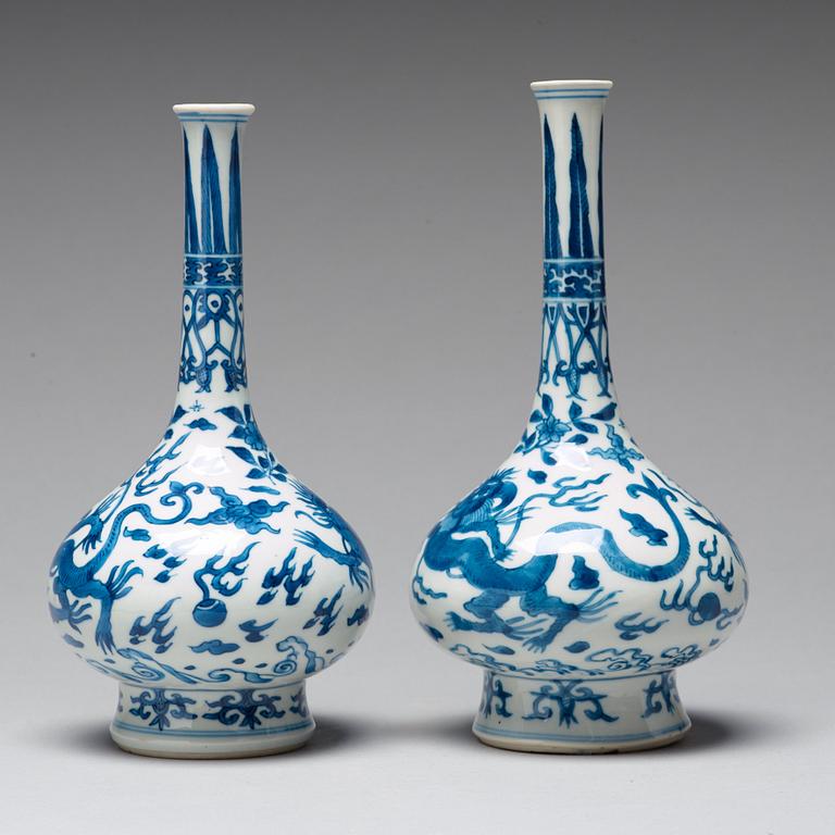 VASER, ett par, porslin. Qingdynastin, Kangxi (1662-1722).