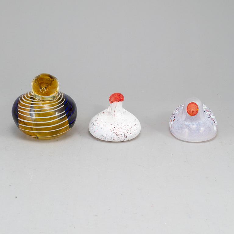 Three glass birds, incl. Bertil Vallien, Kosta.