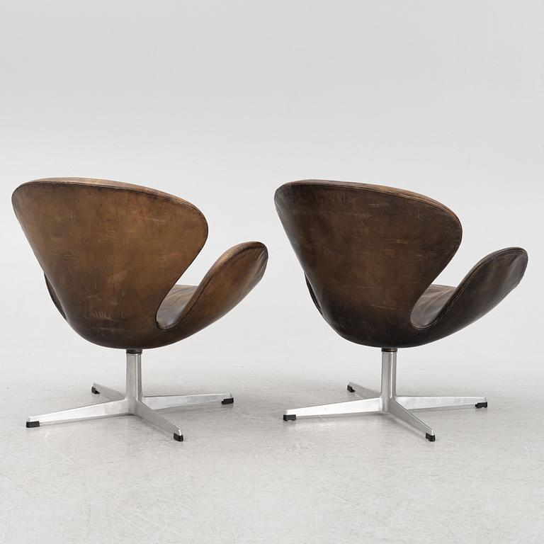 Arne Jacobsen, fåtöljer, ett par, "Svanen", Fritz Hansen, Danmark, 1963.