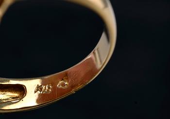 RING, 98 briljant och baguetteslipade diamanter ca 2.5 ct. 18K guld. Storlek 17-, vikt 9 g.