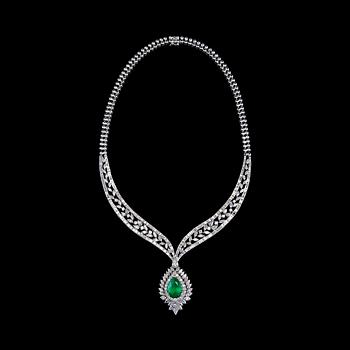 A NECKLACE, 460 navette, baguette, briliant and drop cut diamonds c. 18.00 ct. Drop cut emerald c. 7.50 ct.