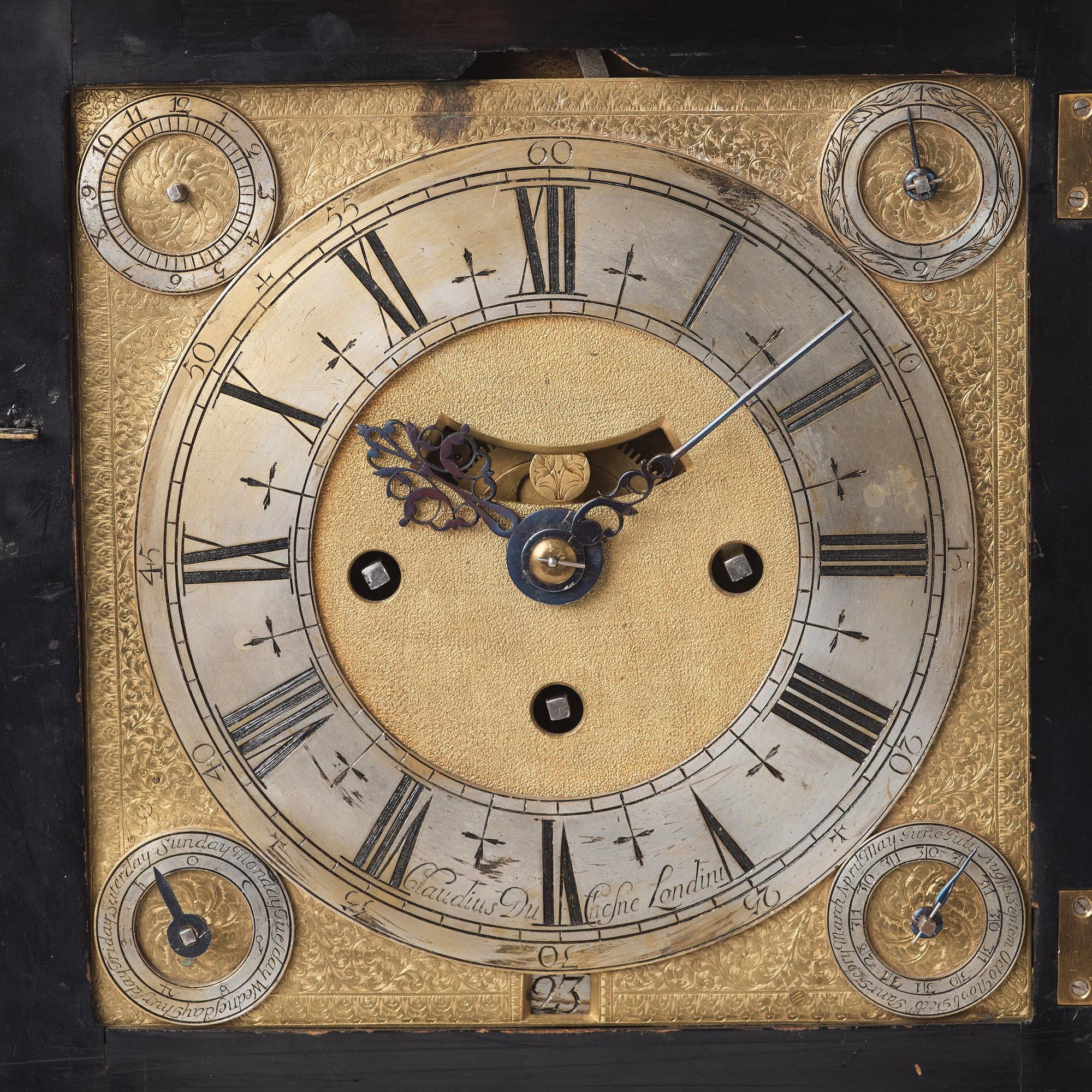 CLAUDIUS DU CHESNE, BORDSPENDYL MED SPELVERK, Queen Anne, omkring år 1705.