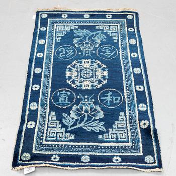 A rug, a semi-antique Xinjiang (Sinkiang), China, ca 133 x 69 cm.