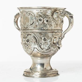 Thomas Wallis I, pokal, silver, London, England 1773 och Thomas Northcote, sked, silver, London, England 1789.