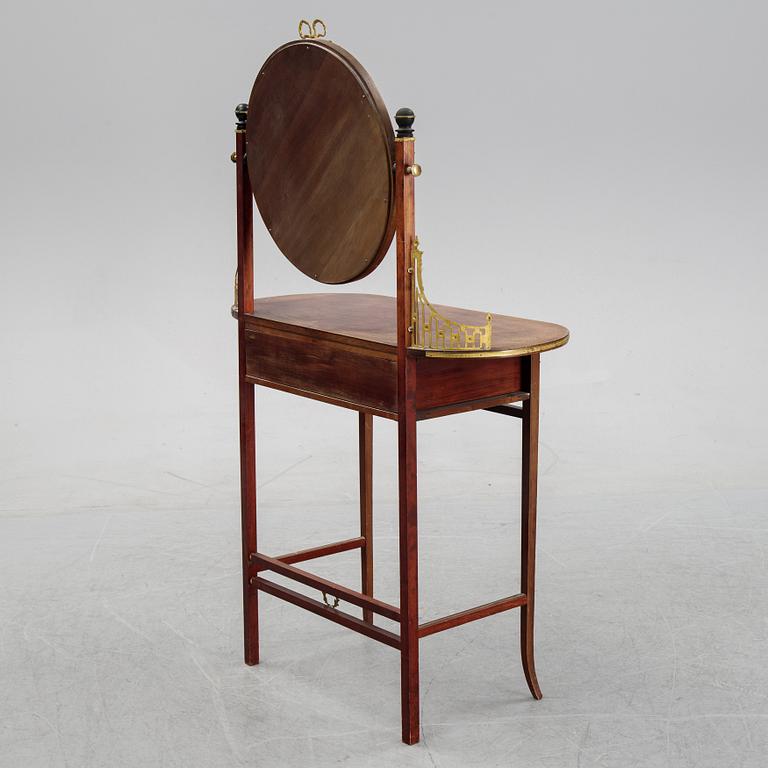 An early 20th century dressing table.