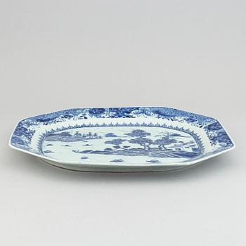 A Chinese porcelain serving dish, Qianlong (1736-95).