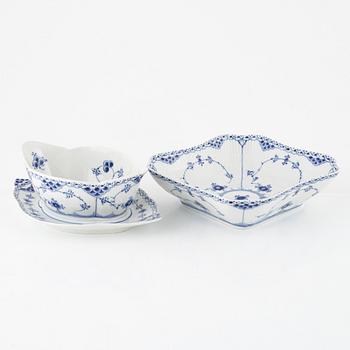 Matservis, 34 delar, porslin, "Musselmalet Halvblonde", Royal Copenhagen, Danmark.