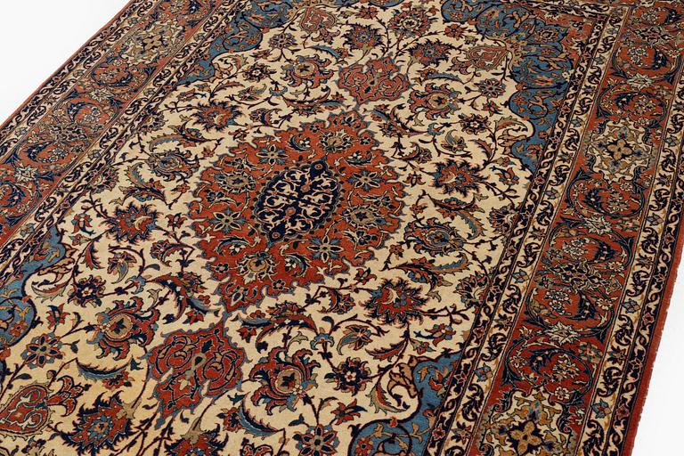 An antique/semi-antique Isfahan, rug c. 239 x 143 cm.