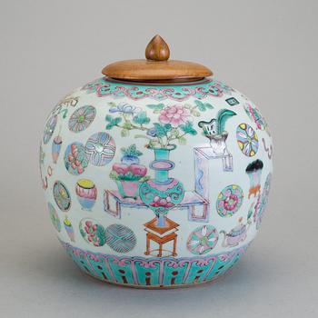 URNA, porslin, Kina, omkring 1900.